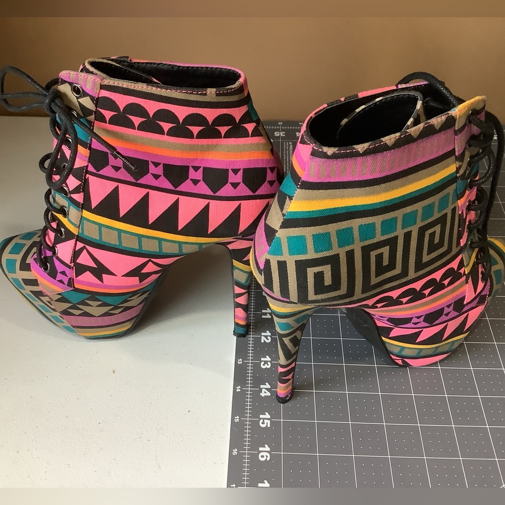 Colorful Geometric Patterned Women's Charlottes Russe 5 1/2 inch heels Sz 8.